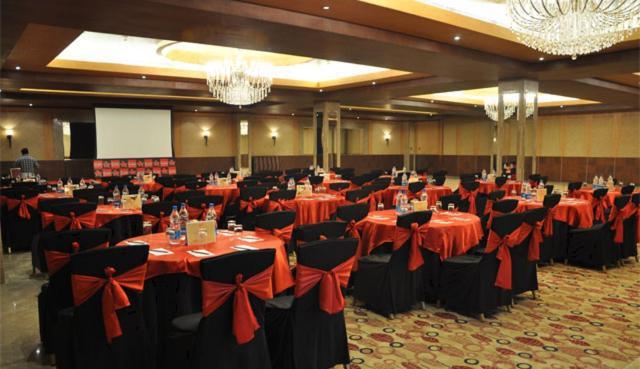 Savoy Suites Manesar Гургаон Экстерьер фото