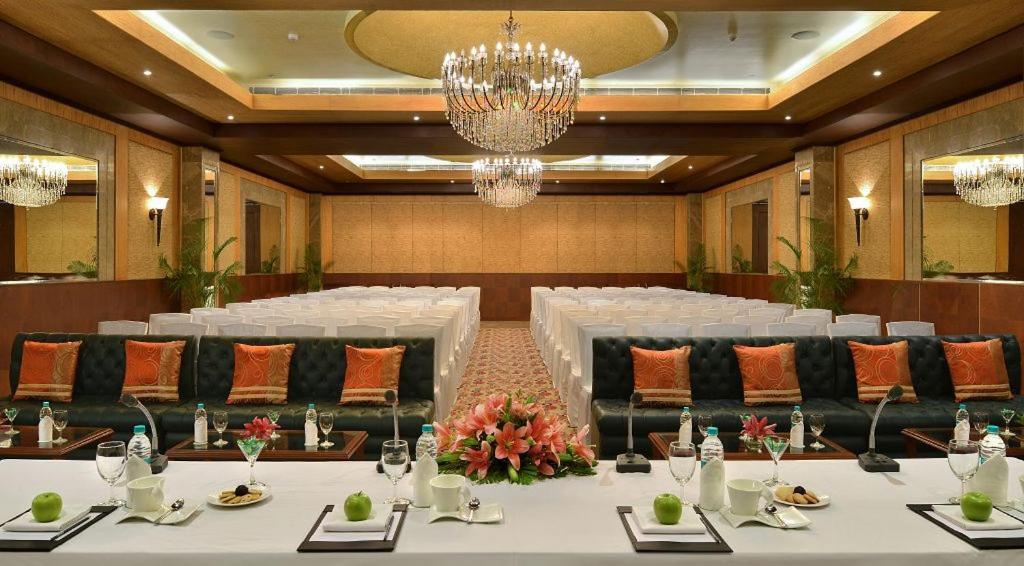 Savoy Suites Manesar Гургаон Экстерьер фото